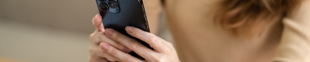 ペットシッターの利用手順をスマホで確認する女性