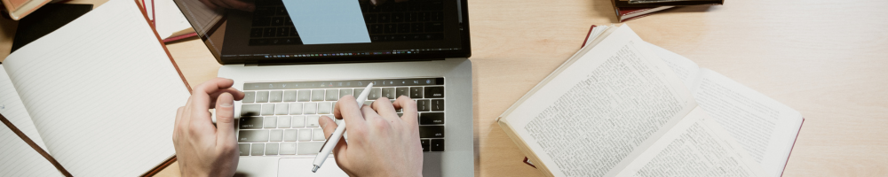 犬猫のコラムを発信するペットシッターの執筆風景