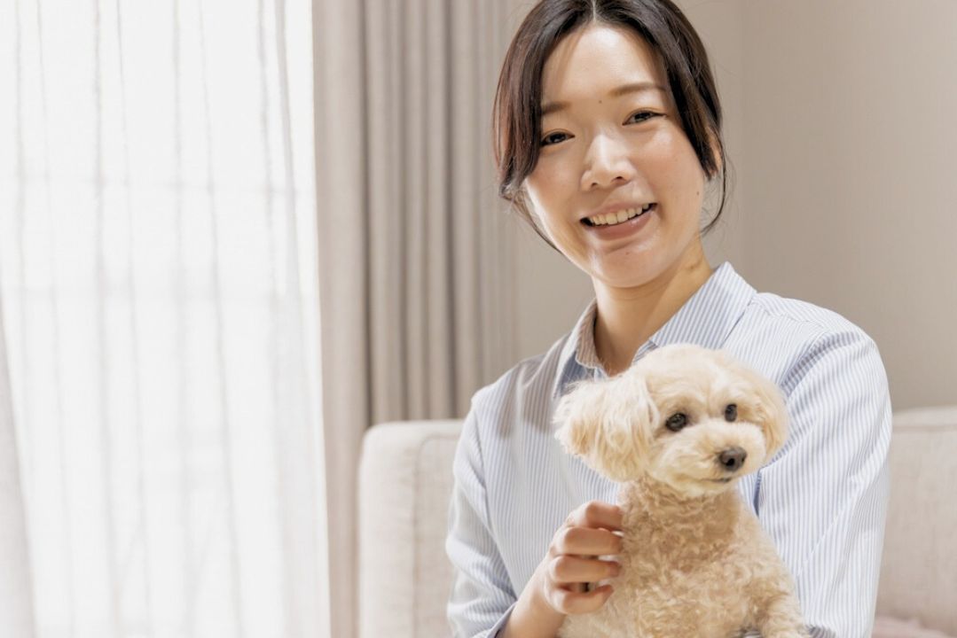 犬を抱くペットシッターの写真