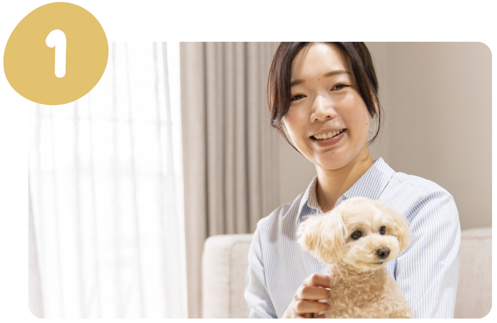 ペットシッターが犬を抱いている様子